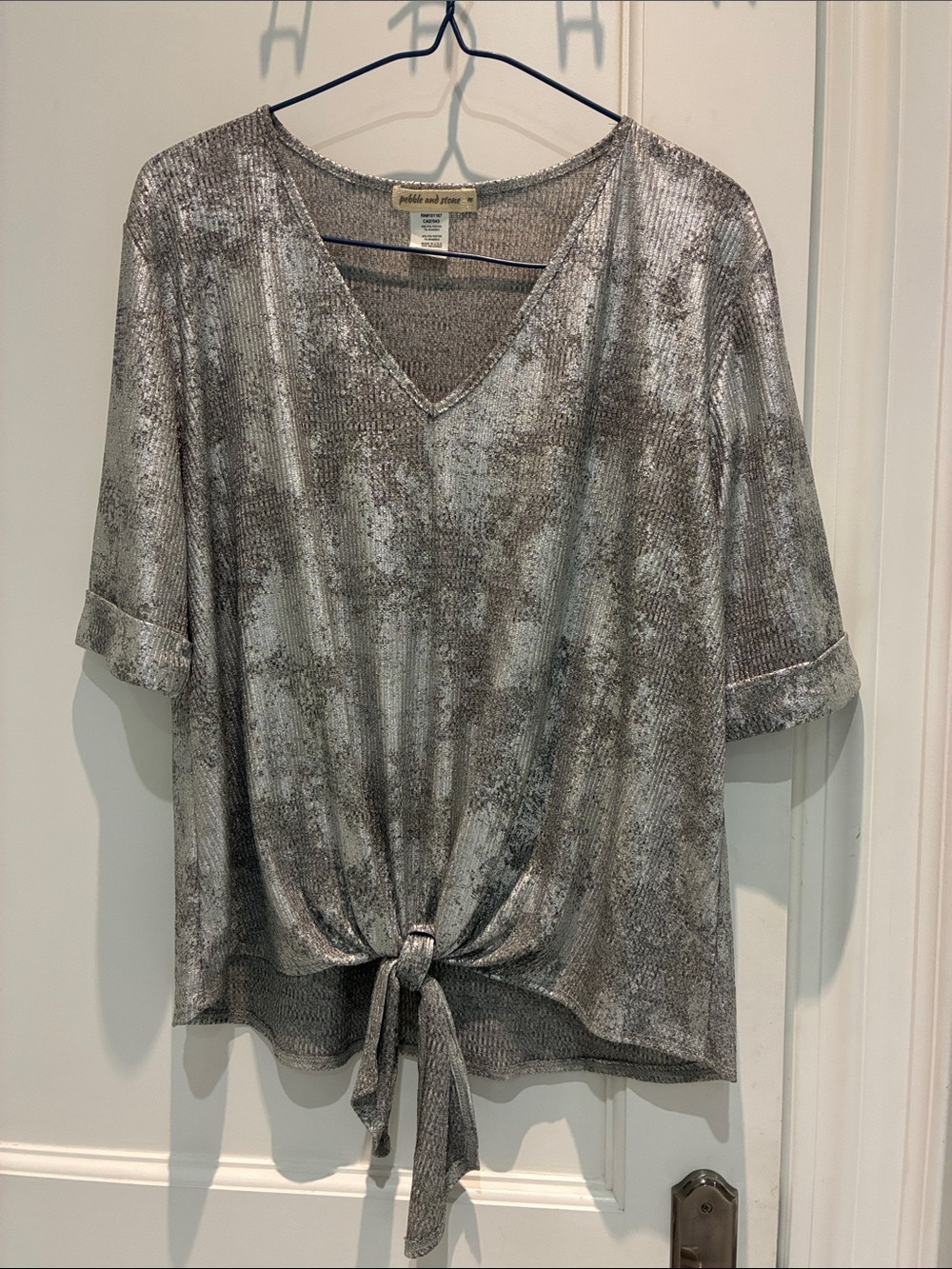 PEBBLE AND STONE Silver Metallic Ribbed Front Tie V-Neck Top Size M⭐️